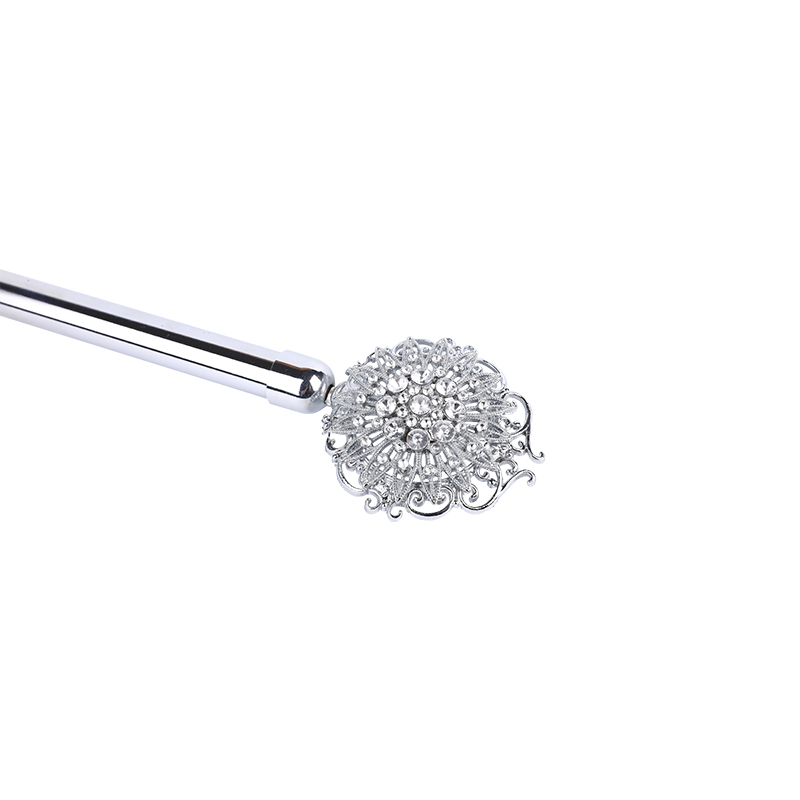 Luxury fully equipped with diamond-shaped curtain rod